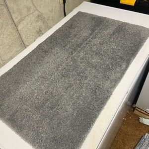 Gray Plush Bath Rug - Soft Absorbent Bathroom Mat